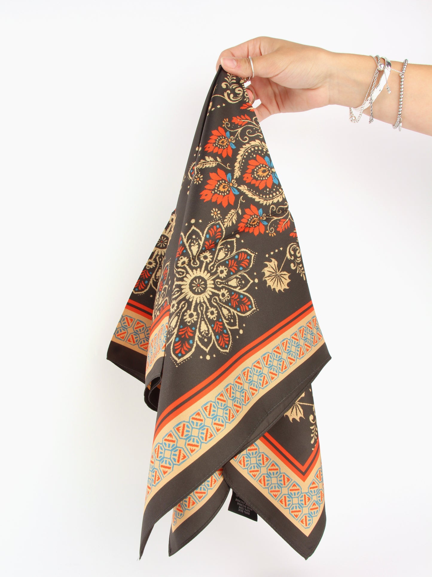 
                  
                    Foulard en soie
                  
                