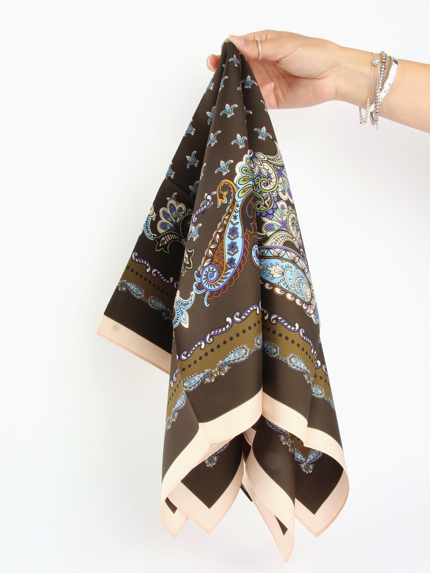 
                  
                    Foulard en soie
                  
                