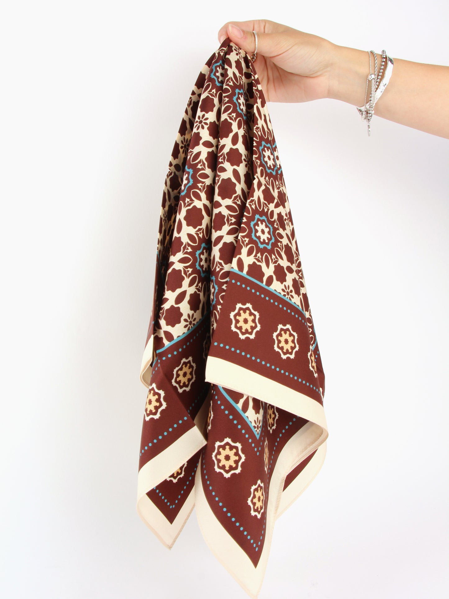 
                  
                    Foulard en soie
                  
                