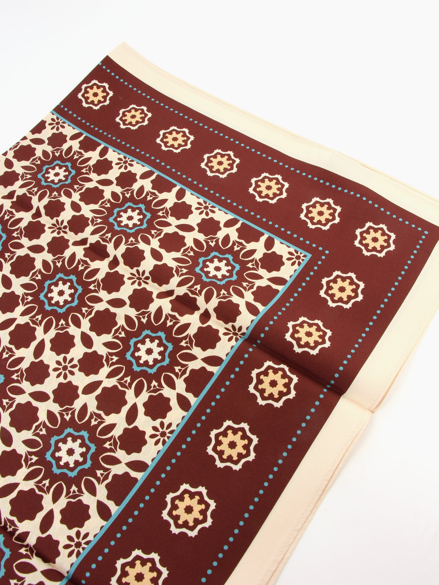 
                  
                    Foulard en soie
                  
                