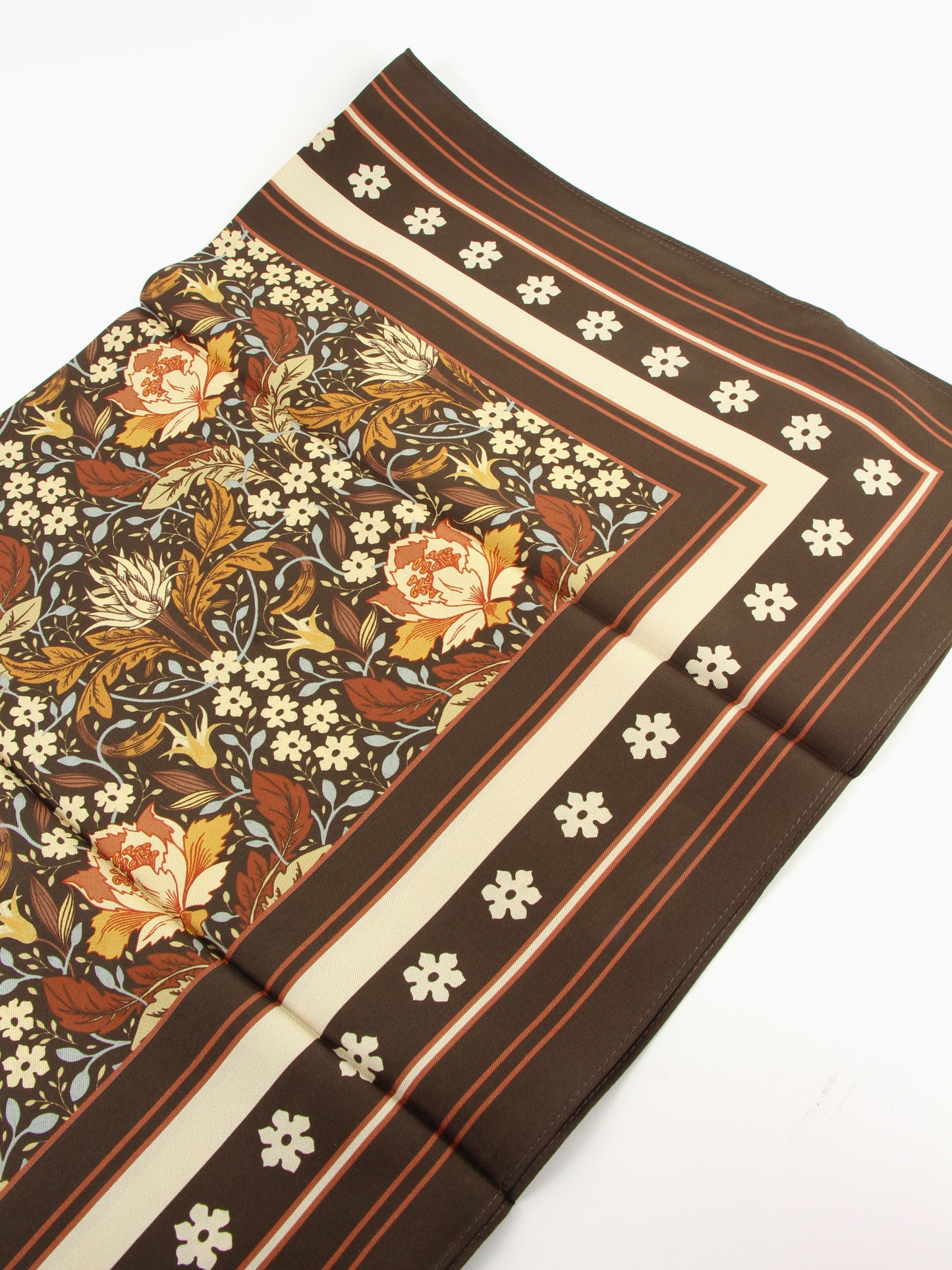 
                  
                    Foulard en soie
                  
                
