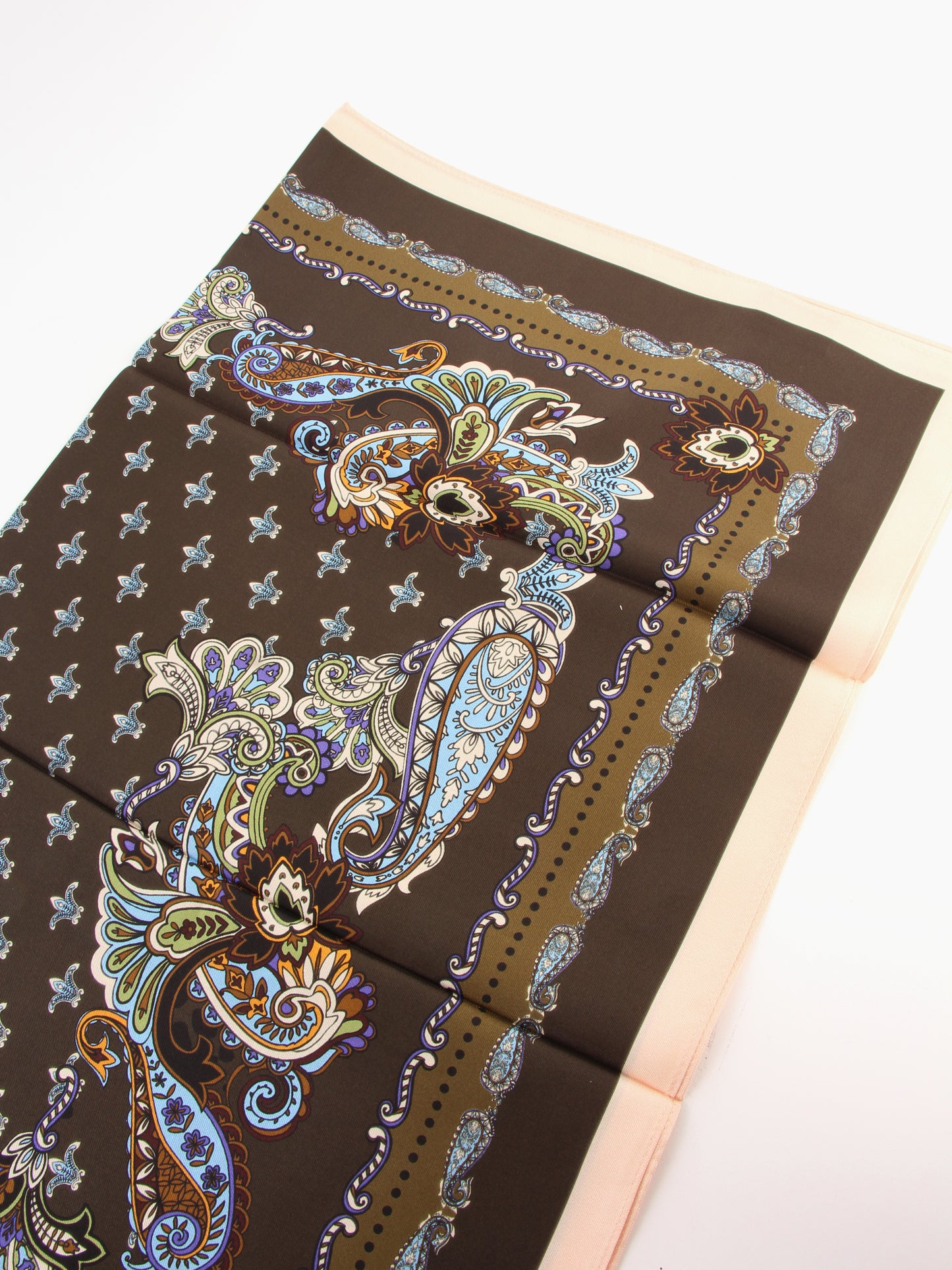 
                  
                    Foulard en soie
                  
                