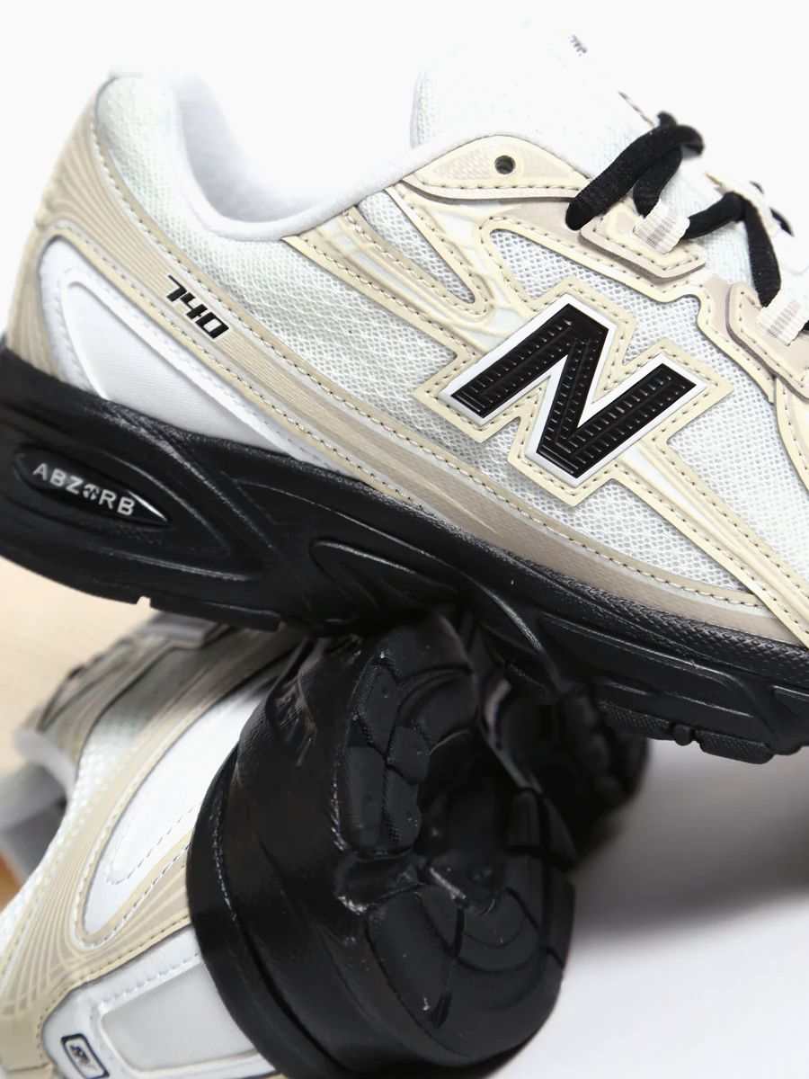 
                  
                    New Balance - 740
                  
                