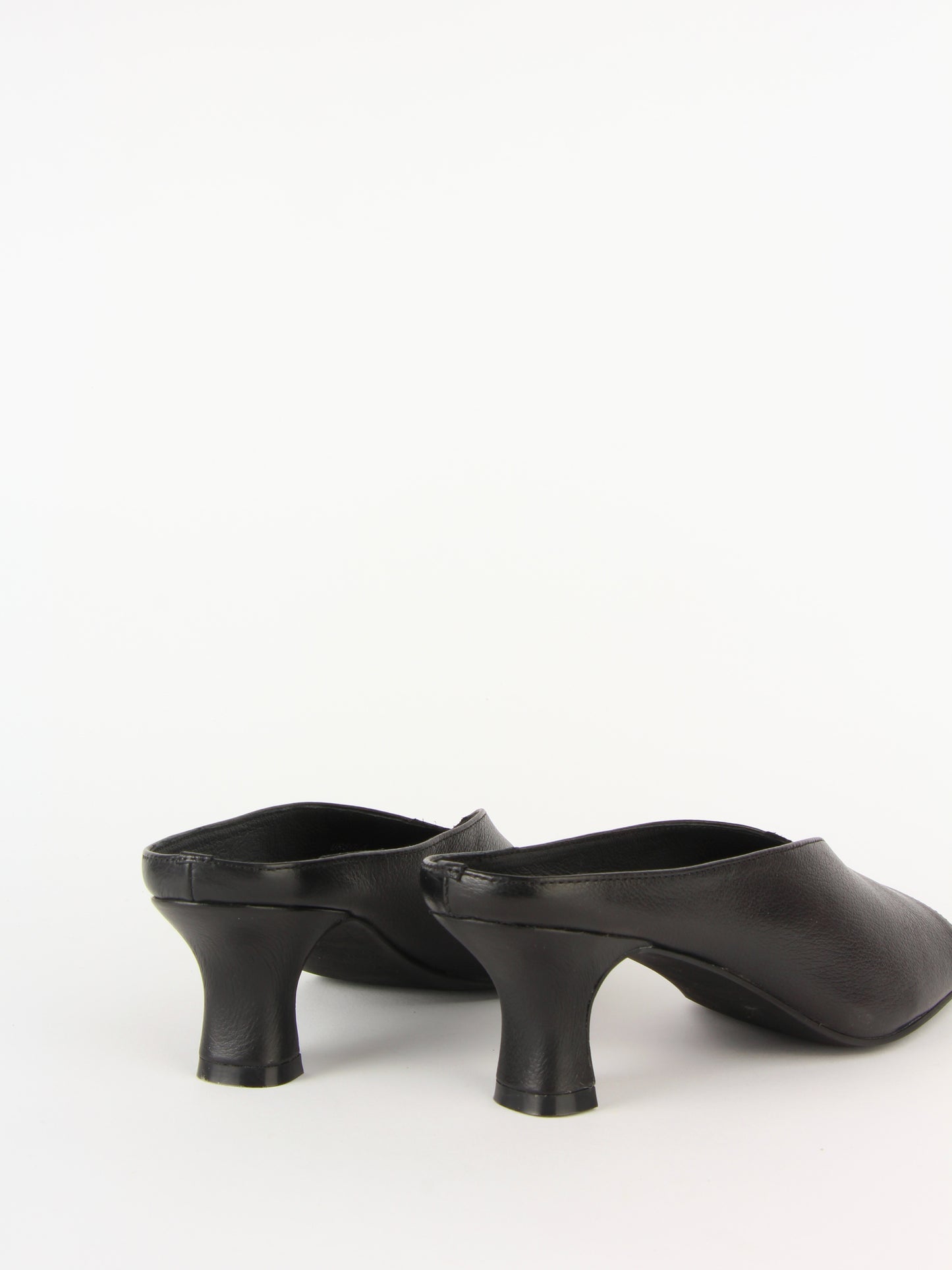 
                  
                    Django & Juliette - Ursola
                  
                