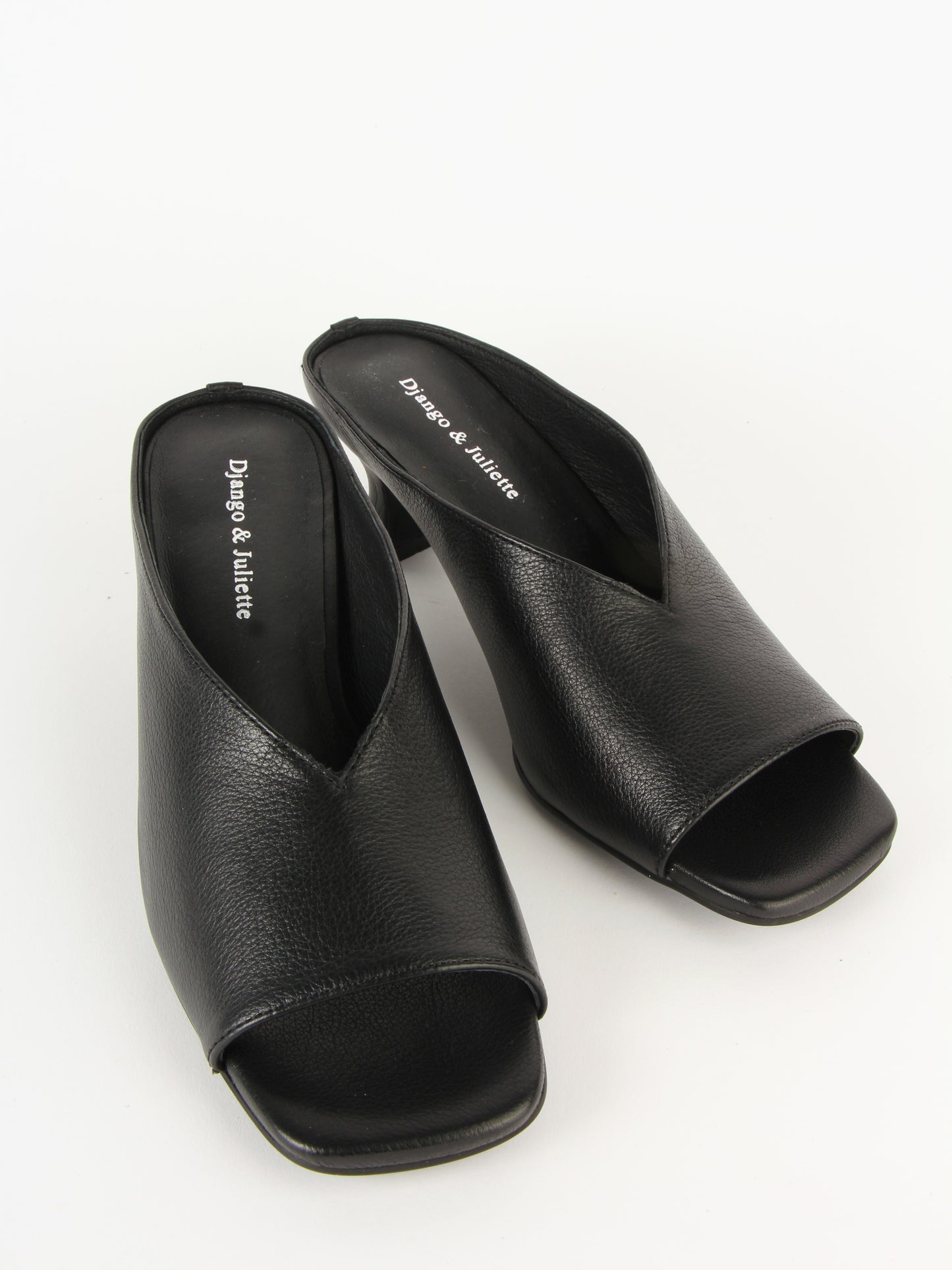 
                  
                    Django & Juliette - Ursola
                  
                