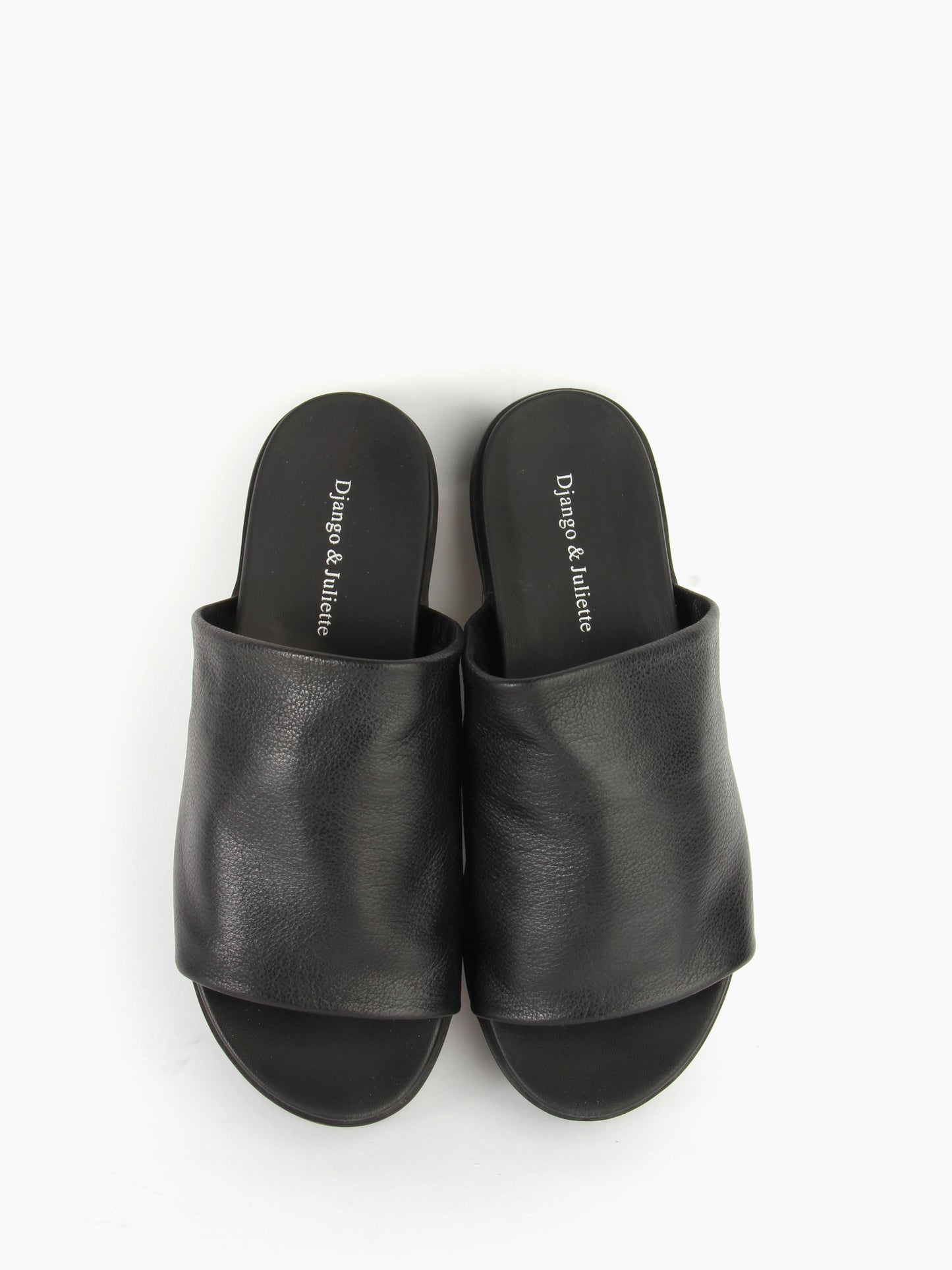 
                  
                    Django & Juliette - Soffia
                  
                