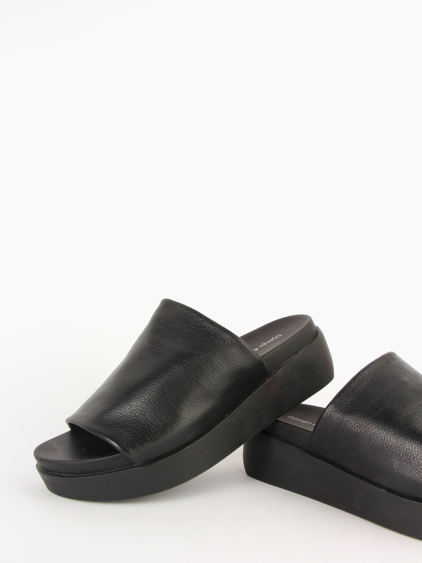 
                  
                    Django & Juliette - Soffia
                  
                