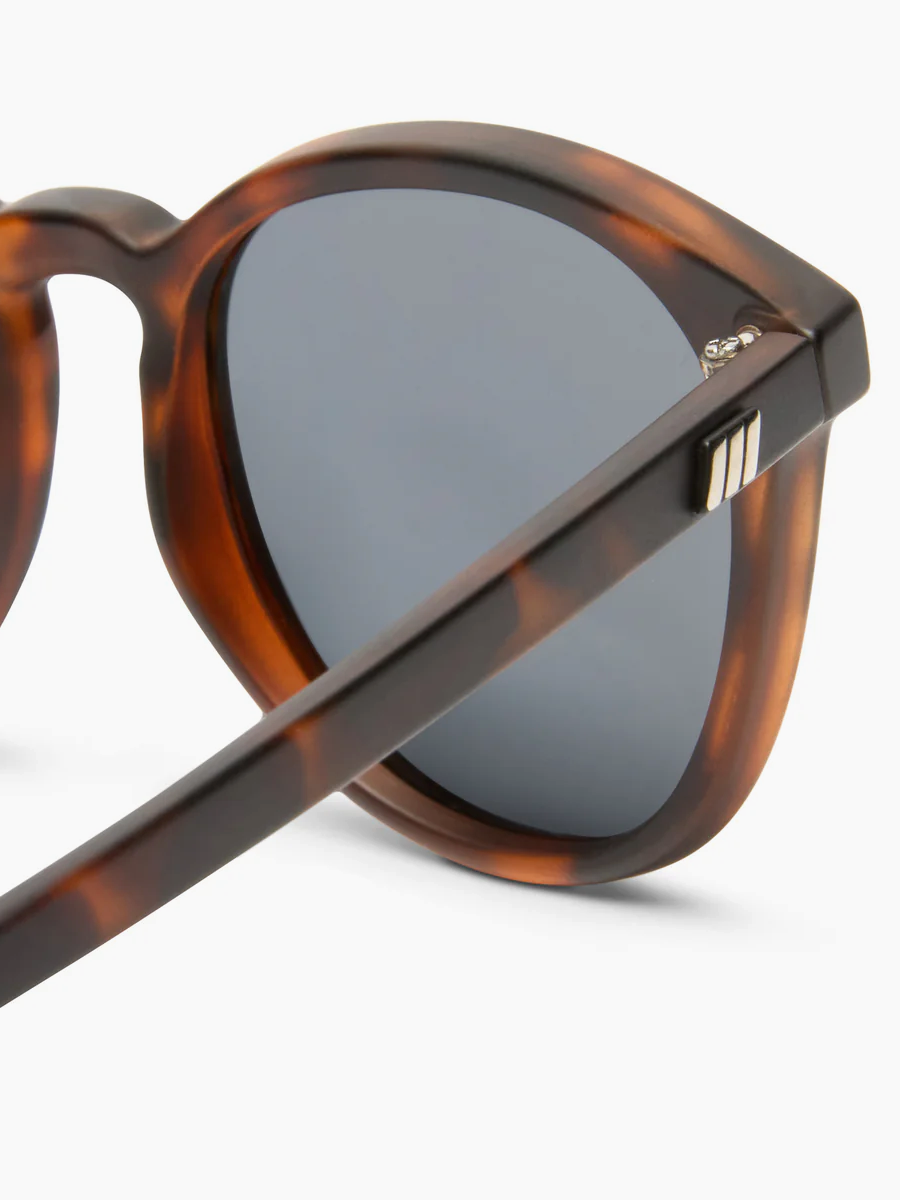 
                  
                    Le Specs - Bandwagon
                  
                