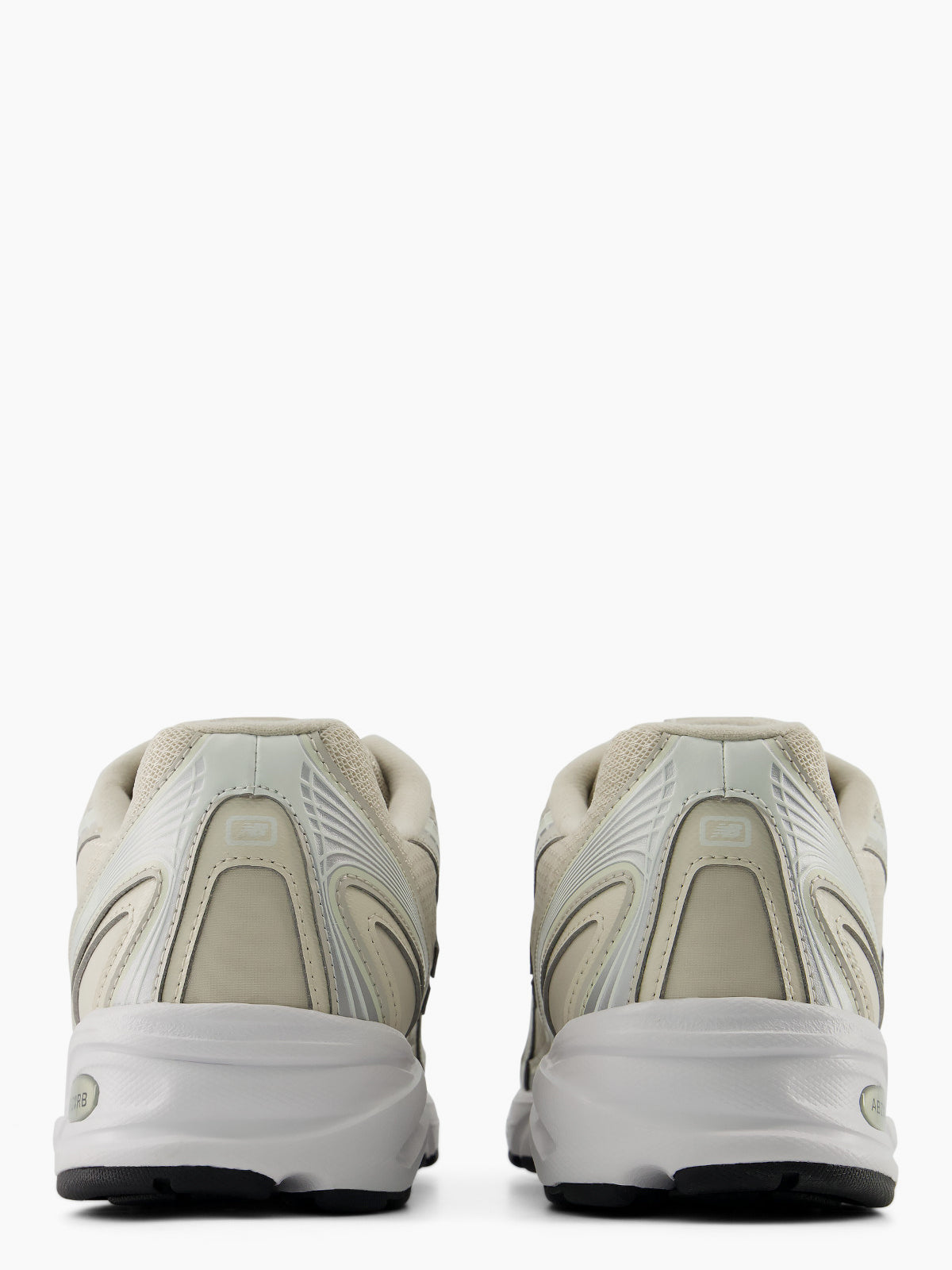 
                  
                    New Balance - 740
                  
                