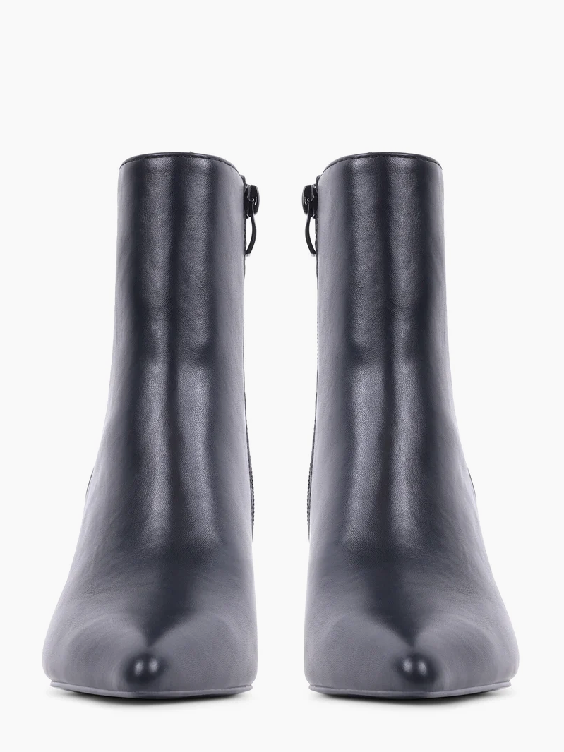 
                  
                    Steve Madden - Bornn
                  
                