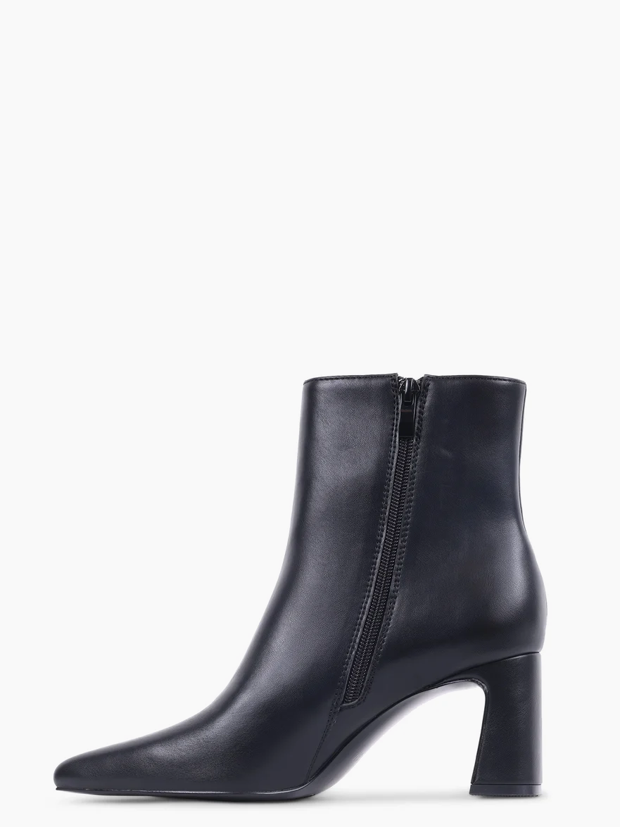 
                  
                    Steve Madden - Bornn
                  
                