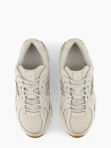 
                  
                    New Balance - 740
                  
                
