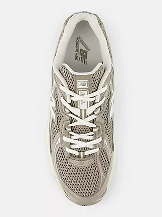 
                  
                    New Balance - 740
                  
                